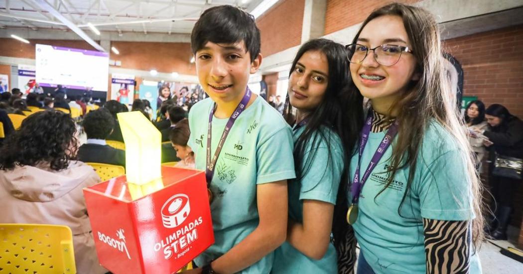 Estudiantes participando en la Olimpiadas STEAM