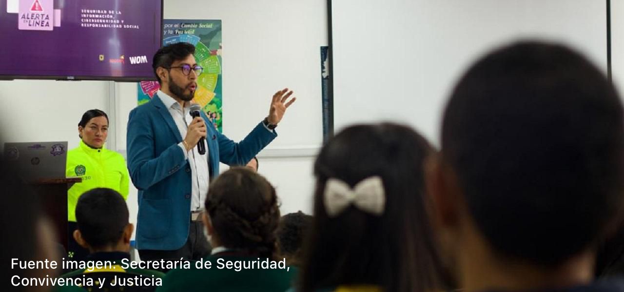  foto con estudiantes, docentes y padres de familia, la Secretaría de Seguridad y la empresa de telefonía móvil WOM Colombia y la Policía, con el acompañamiento de la Secretaría de Educación,