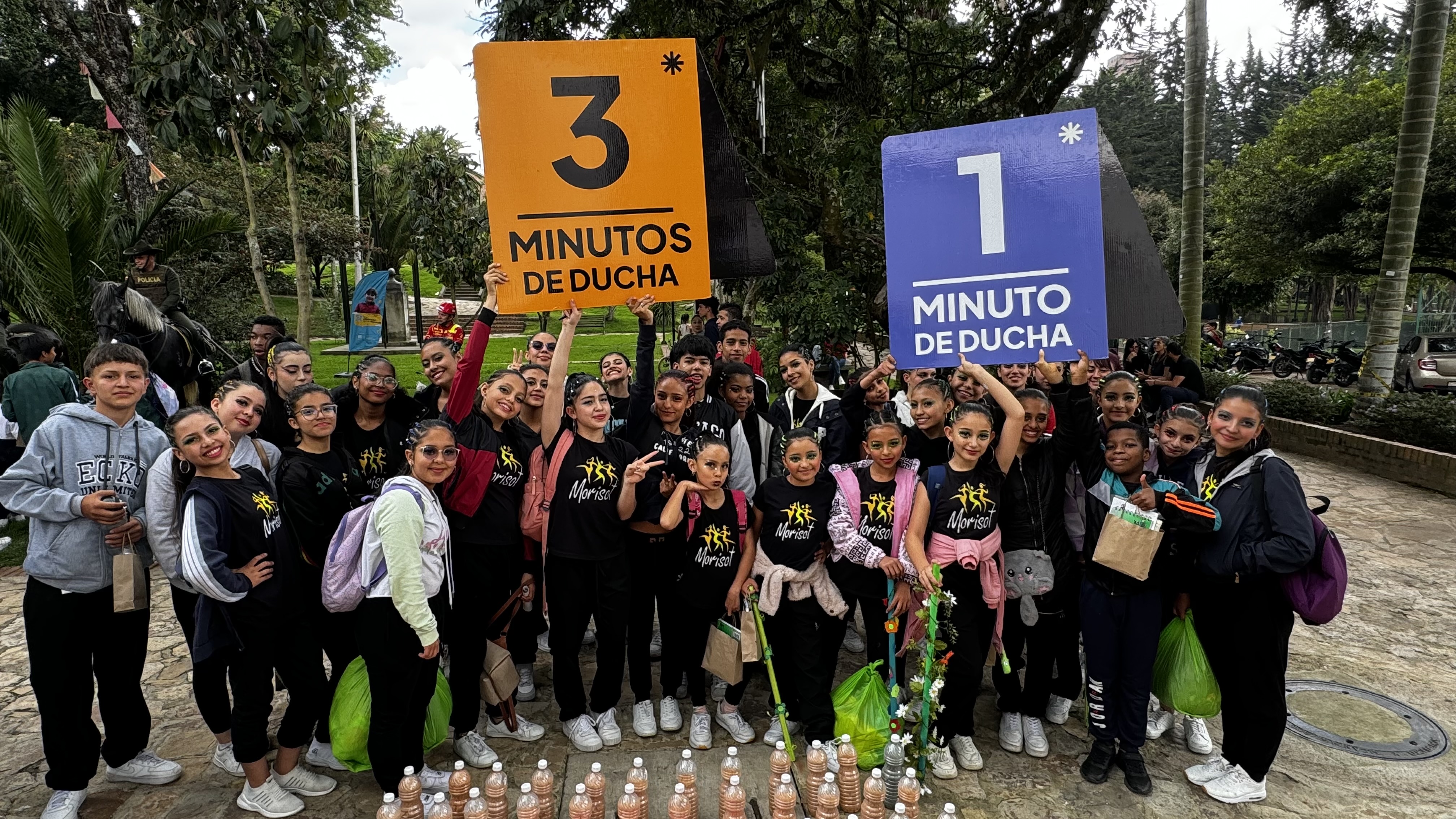 A través de botellas plásticas recicladas los niños generan conciencia sobre la cantidad de agua que gastan al ducharse. 