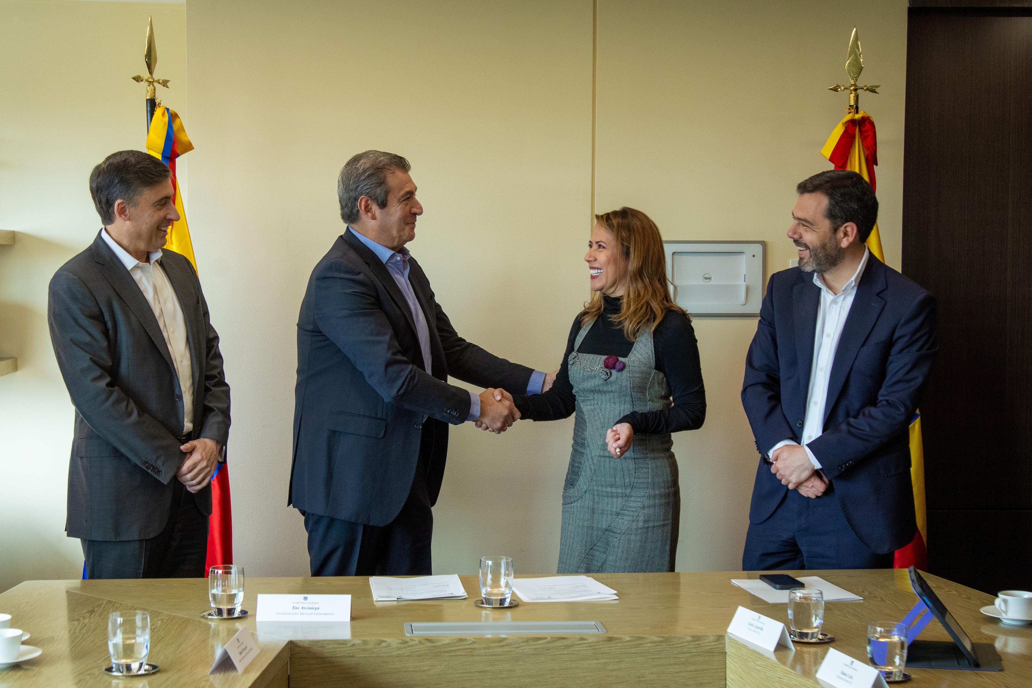 En la foto de izquierda a derecha: Tito Arciniega, Juan Carlos Uribe, Diana Celis Mora y Carlos Fernando Galán